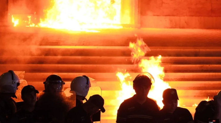 Protesta e opozitës, hodhën molotovë dhe flakadanë drejt Kryeministrisë, policia vë nën hetim tetë persona   