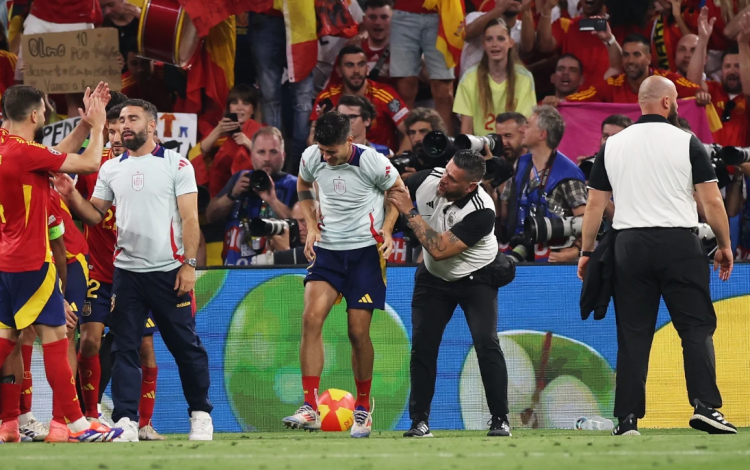 Punonjësi i sigurisë dëmtoi Moratën teksa tentoi t’a ruante nga tifozi, ja çfarë tha sulmuesi në prag të finales