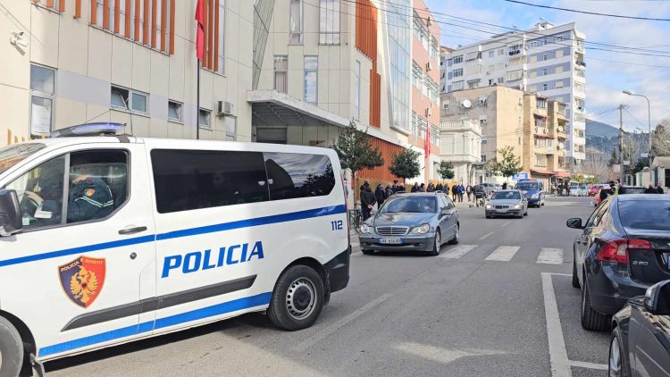Elbasan/ Shpërthim me tritol në katin e katërt të një pallati, plagoset një 26-vjeçar
