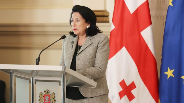 Presidentja e Gjeorgjisë sfidon në Kushtetuese ligjin për “agjentë të huaj”