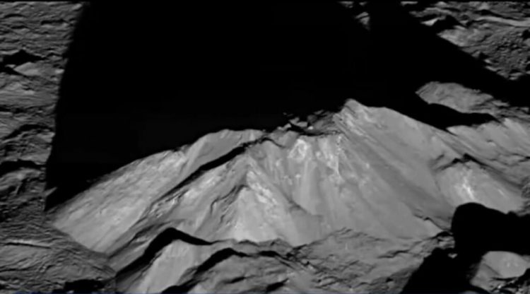 Zbulohet një shpellë në Hënë  