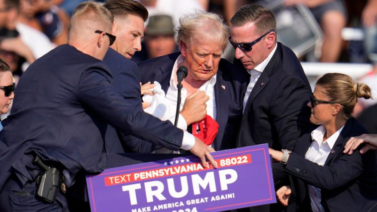 Tronditet gara presidenciale në SHBA, qëllohet me armë Donald Trump gjatë tubimit në Pensilvani!