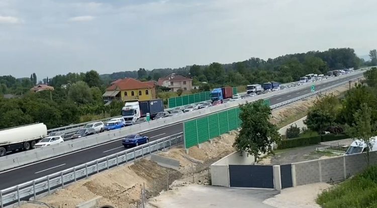 Radhë kilometrike në autostradën e re Thumanë-Kashar, hiqet përkohësisht pagesa! Dy sportelet nuk përballojnë dot fluksin