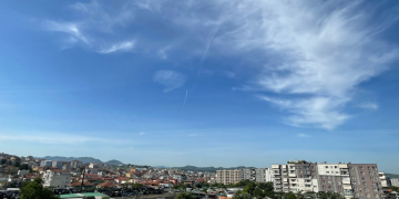 Rrebeshe shiu dhe temperatura 42 gradë C, njihuni me parashikimin e motit për sot 