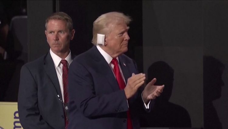 Dalja e parë publike pas atentatit/ Donald Trump shfaqet me vesh të fashuar