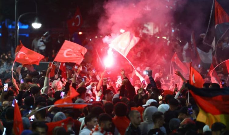 Ambasadori turk bën thirrje për festë të përmbajtur “kur t’i mposhtim holandezët”