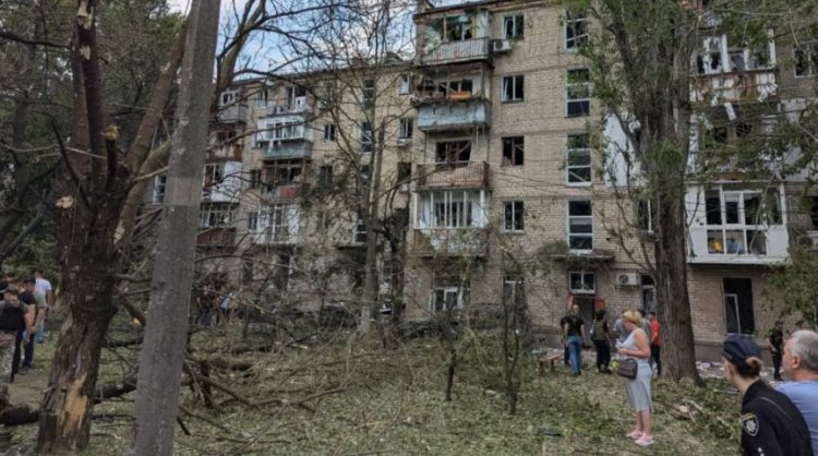 Zelensky: Tre të vrarë pas një sulmi rus në një kënd lojërash në Mikolajiv