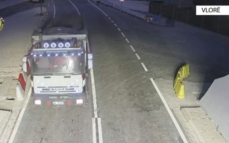 Hynë në tunelin e Llogarasë pa siguruar ngarkesat e tyre, policia gjobit pronarin e dy mjeteve të tonazhit të rëndë