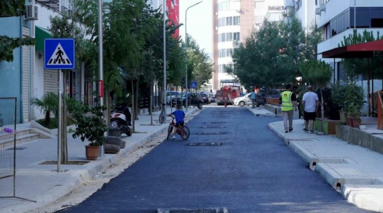 Veliaj: Qytetarët duan punë, jo sherre e djegie gomash 