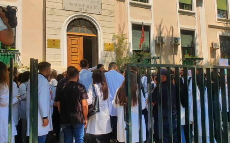 “Mjekësia”, publikohen datat e testimit elektronik, 2500 kandidatë për 400 kuota