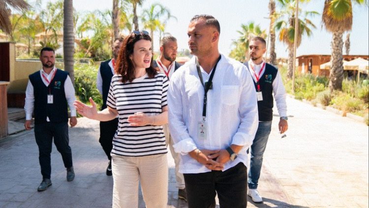 Ministrja Koçiu inspekton vijën bregdetare të Golemit dhe u bën thirrje strukturave: Respektoni standartet e higjenës dhe pastërtisë