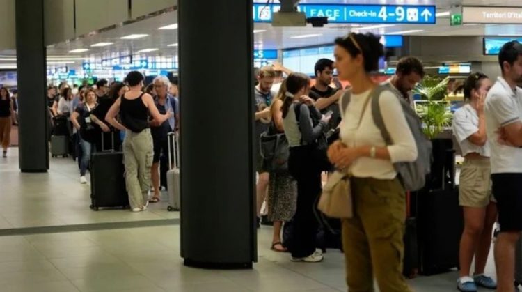 Frika nga lufta e madhe, mijëra izraelitë në aeroporte për t’u larguar