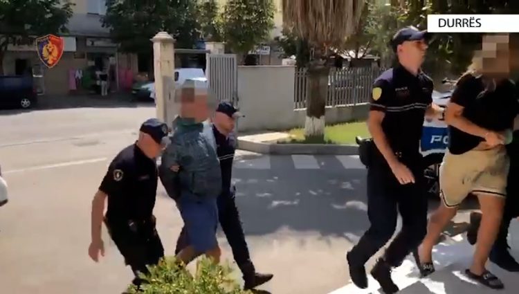 Durrës/Kërcënuan me thikë shoferin e një taksie dhe i grabitën xhiron ditore, përfundojnë në pranga dy të rinjtë