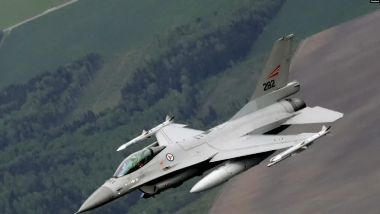 Avionët e parë luftarakë F-16 mbërrijnë në Ukrainë