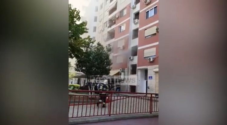 Tiranë/ Përfshihet nga flakët kabina elektrike në një pallat