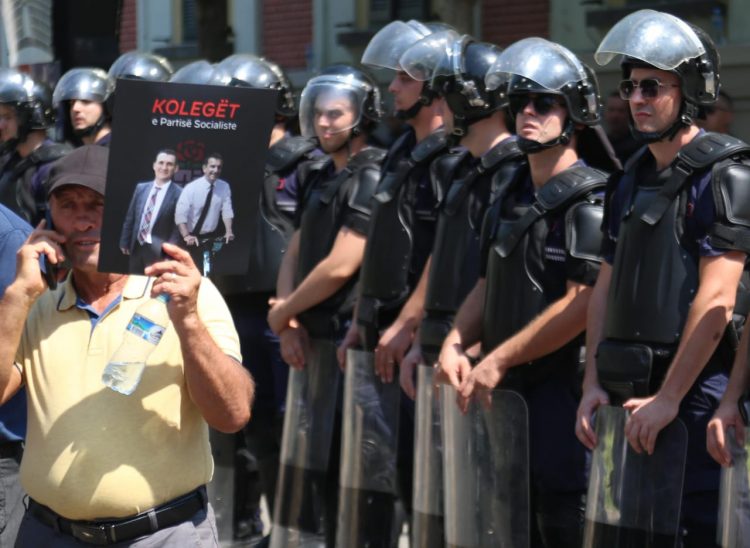 Protesta e 19-të e opozitës, tubimi sërish para Bashkisë së Tiranës