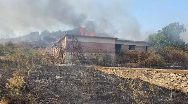 Zjarr i përmasave të mëdha në Fier, dëgjohen shpërthime fishekësh