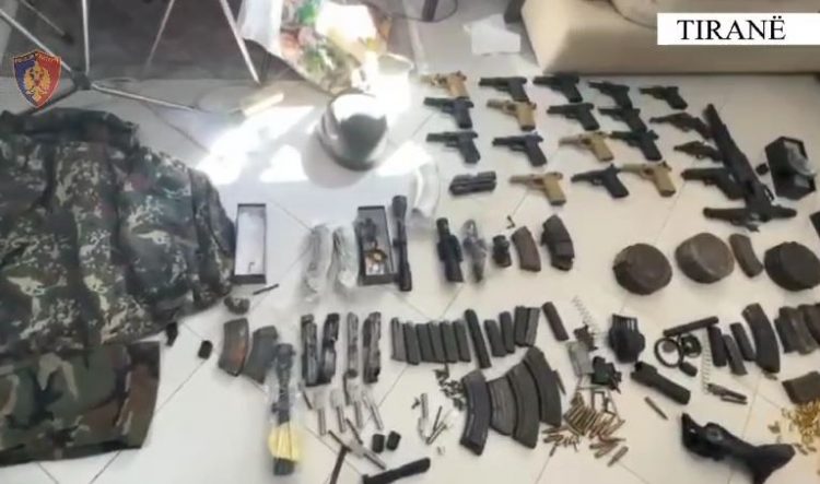 Trafikonin armë nga Shqipëria drejt Mbretërisë së Bashkuar, arrestohen 3 persona, në kërkim tre të tjerë