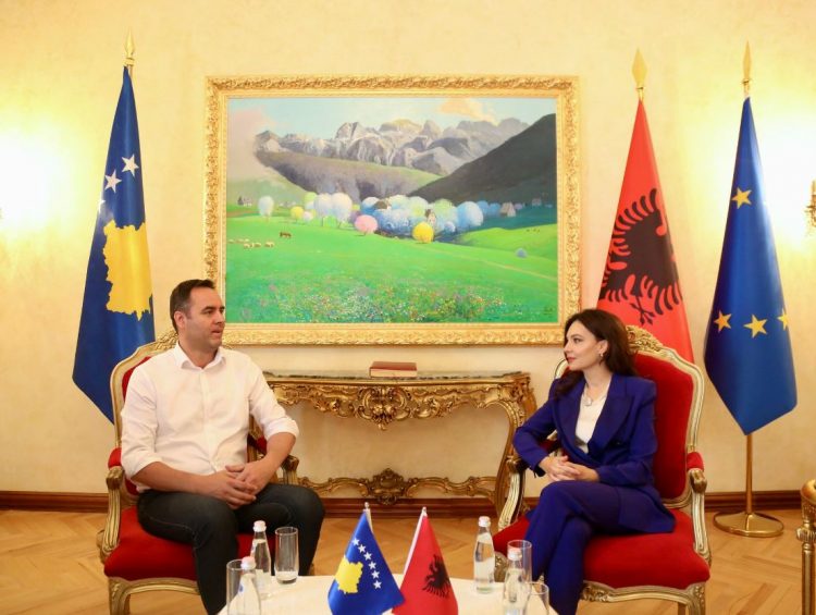 Vizita e parë si kryeparlamentare/ Spiropali takon Konjufcën në Kryesinë e Kuvendit