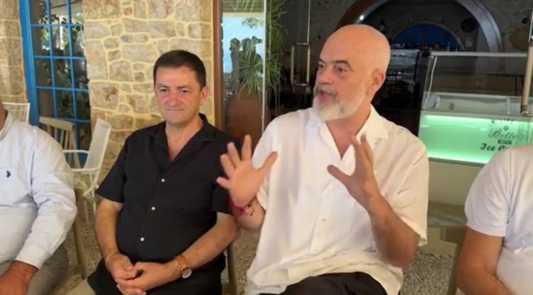 “Nuk bën fushata, por komunikim derë më derë”,  Rama mbështet kandidatin e Himarës: Të tjerët kanë shfrytëzuar pushtetin për t’ju marrë pronat