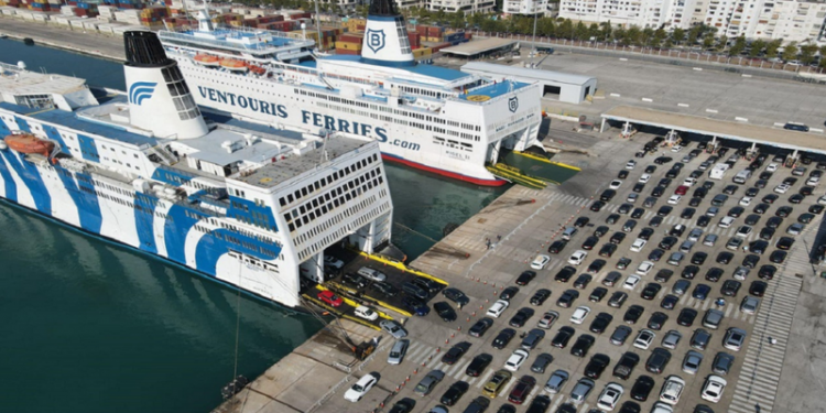 Kthehen emigrantët, fluks në Portin e Durrësit