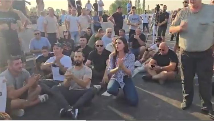 Bllokohet autostrada Thumanë-Kashar, banorët përplasen me policinë gjatë protestës