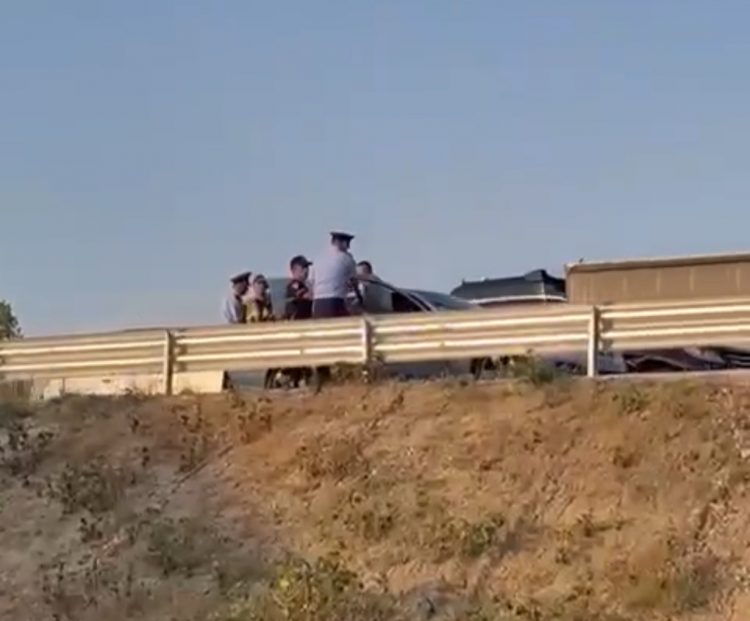 VIDEO/ Drejtori i Policisë Rrugore, Altin Qato godet me shpullë një qytetar gjatë protestës në Thumanë