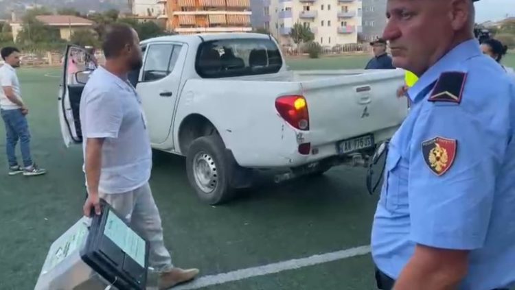 Përfundon procesi i votimit/ Mbërrijnë kutitë e para në stadiumin e Himarës