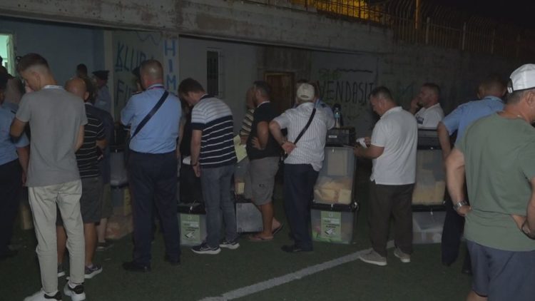 Himara në pritje të numërimit të votave, vijon dorëzimi i kutive në KZAZ