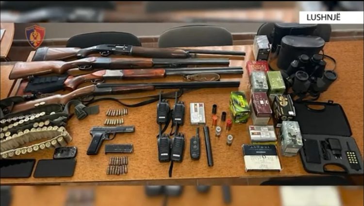 Sekuestrohet arsenal armësh në Lushnjë, një në pranga, dy nën hetim