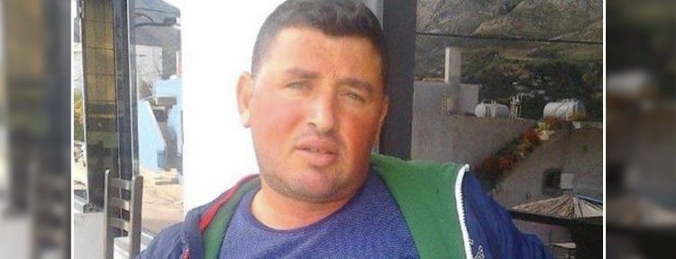Hodhi të atin nga shkallët pasi i vrau të ëmën me sëpatë, ja kush është 40-vjeçari