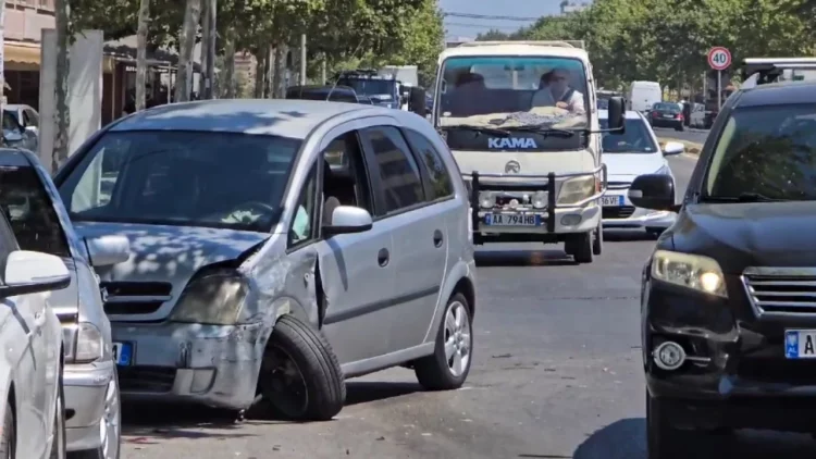 Durrës/ Po dërgonte fëmijën me urgjencë në spital, makina përplaset me furgonin