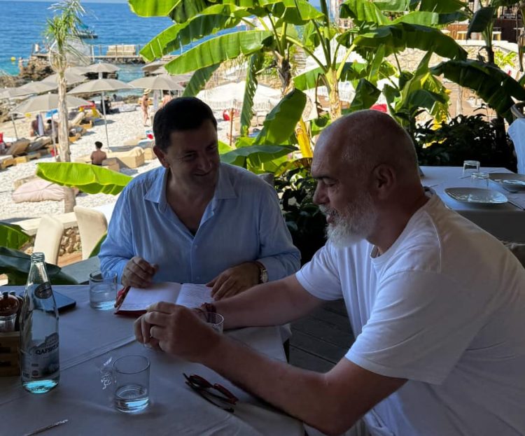 Rama publikon foton me kryebashkiakun e ri të Himarës: Me Vangjelin, për punët në vazhdim dhe projektet e reja