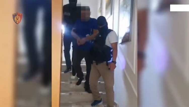 Korçë/ Goditi me kaçavidë të vëllanë për pronat, arrestohet pas një viti 45-vjeçari