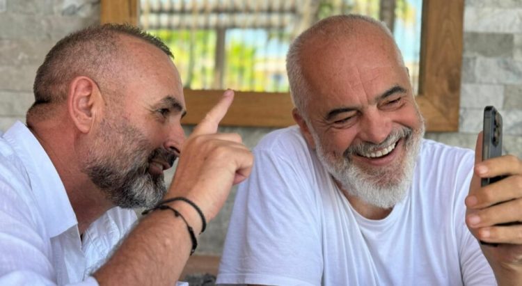 “Betejë tunelesh” në celularin e kryeministrit Rama, ja çfarë diskuton me ministrin Manja