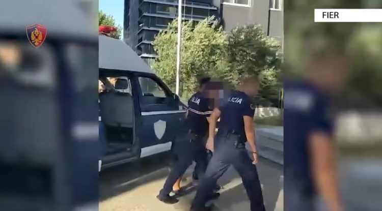 Qëlloi me automatik në drejtim të banesës së vjehrrit të djalit të tij, arrestohet 63-vjeçari në Fier