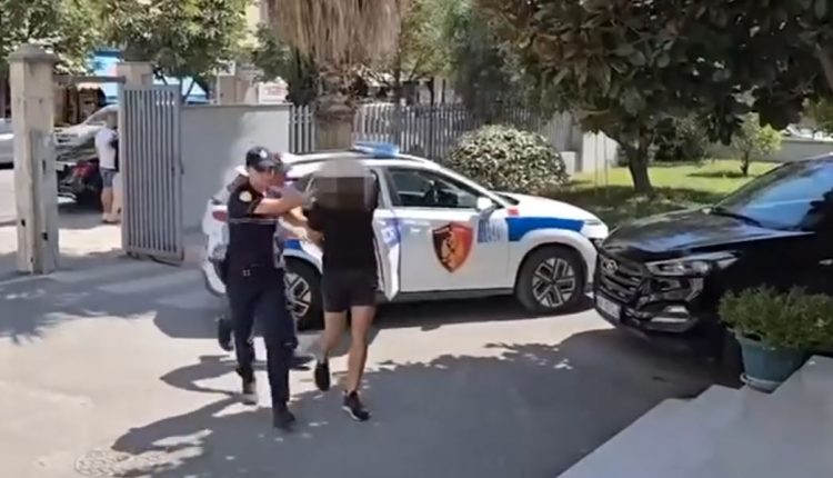 Tentoi t’i vidhte çantën turistit italian nën kërcënimin e thikës, arrestohet 20-vjeçari!