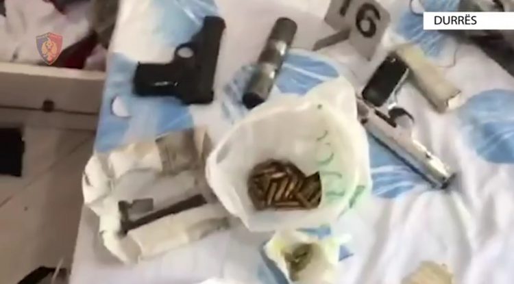Konfliktohen tre vëllezër në Durrës, plagoset me thikë njëri prej tyre/ Policia i prangos të tre