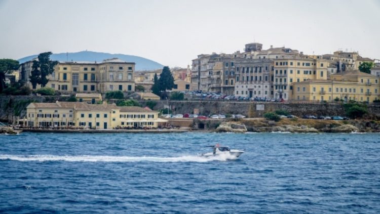 Gëlltiti pesë pako me kokainë, ndërron jetë 44-vjeçari serb në Korfuz