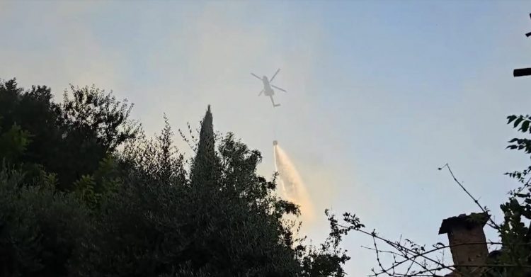 Situata e zjarreve në vend/ Ministria e Mbrojtjes: Ende 19 vatra aktive, po ndërhyhet me helikopter