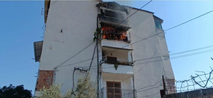 Përfshihet nga flakët apartamenti në Lushnjë, rrezikohen edhe hyrjet e tjera