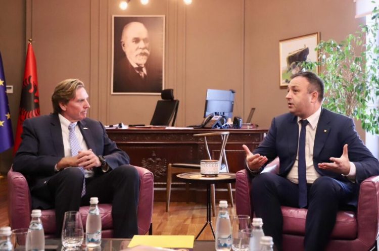 Ministri i Brendshëm Ervin Hoxha pret në takim drejtuesin e ICITAP, Richard Deasy