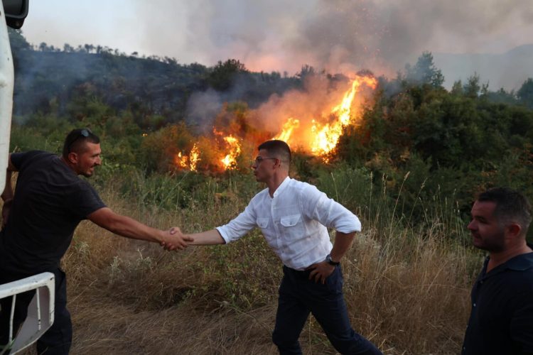 Situata nga zjarret, ministri Vëngu: Vihen nën kontroll vatrat në Selenicë