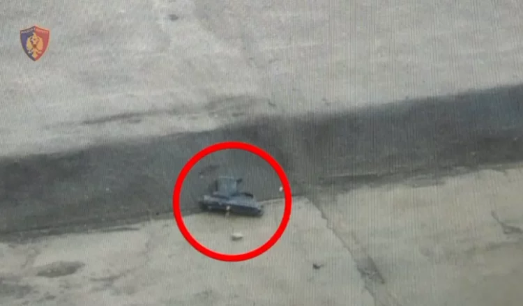 Lëvizte me armë zjarri dhe e hodhi në tarracën e një lokali sapo u pikas nga policia/ Arrestohet 23-vjeçari në Mat