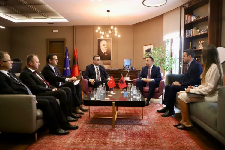 Hoxha bisedon me ambasadorin turk për fushën e sigurisë: Partner kryesor, bashkëpunim dinamik