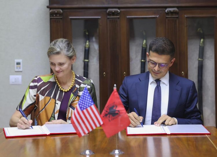 Ministri i Mbrojtjes firmos memorandumin me të ngarkuarën me punë të SHBA, Nancy VanHorn: Një këshilltar amerikan pranë Ministrisë së Mbrojtjes