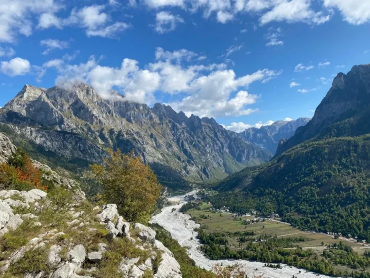 “Nga një vend i izoluar në një destinacion të jashtëzakonshëm plot aventura”/ Gazeta gjermane “Prisma” shkruan për Shqipërinë