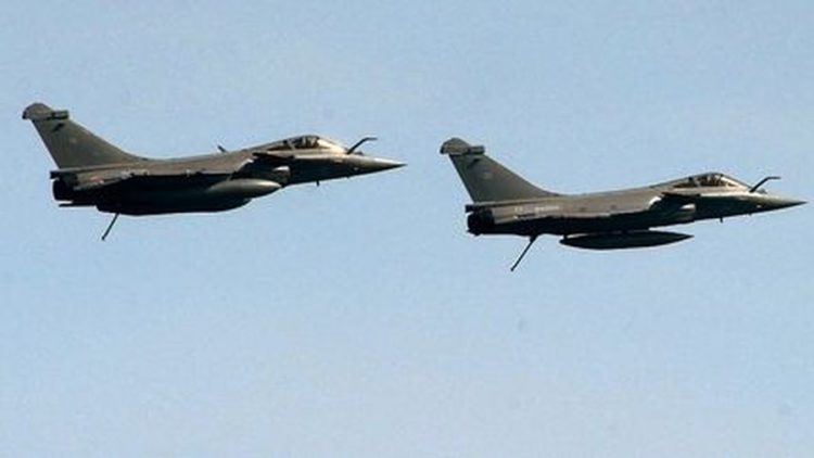 Përplasen në Francë dy avionë luftarakë, vdesin dy pilotë