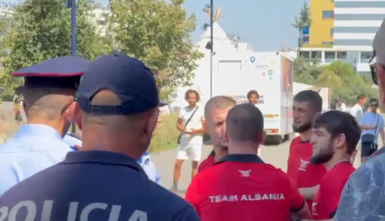 Protesta tek Bashkia e Tiranës nis me incidente, protestuesit përplasen me fituesit e medaljeve të Lojërave Olimpike