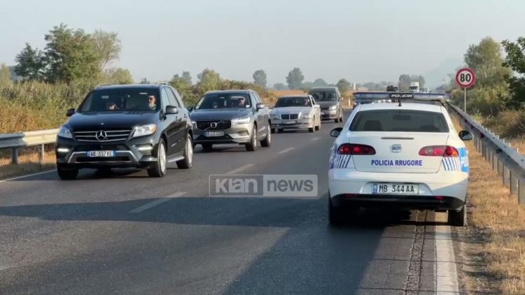 Aksident në aksin Lezhë-Shkodër, makina del nga rruga dhe përplaset me barrierat anësore
